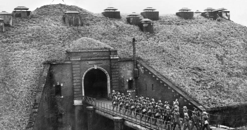 Troops_of_51st_Highland_Division_march_over_a_drawbridge_into_Fort_de_Sainghain_on_the_Maginot_Line,_3_November_1939